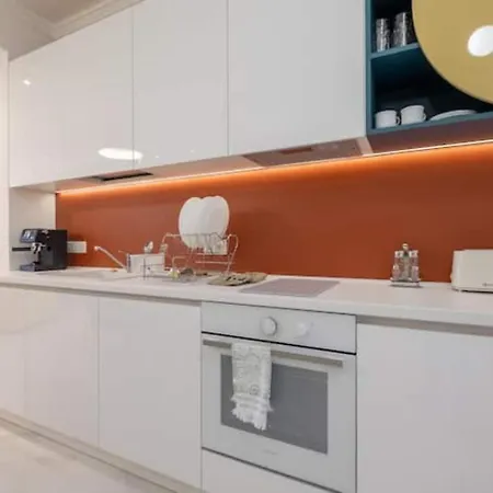 Superb 1bdr In Center *